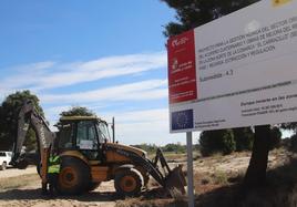 Una excavadora en el inicio de las obras recarga en los pinares de Gomezserracín.