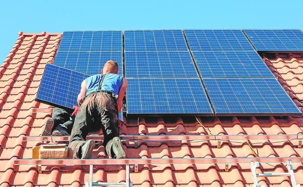 La Junta desatascará las ayudas a placas solares de 20.000 familias