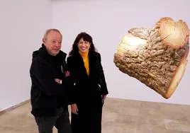 El artista Enrique Reche, junto a Ana Redondo, ministra de Igualdad, en la exposición 'Árbol' en el Museo Patio Herreriano.