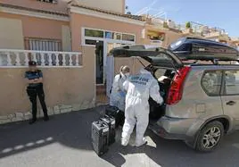 Agentes de la Unidad Científica de la Guardia Civil en el domicilio de una mujer asesinada este año en Orihuela (Alicante).