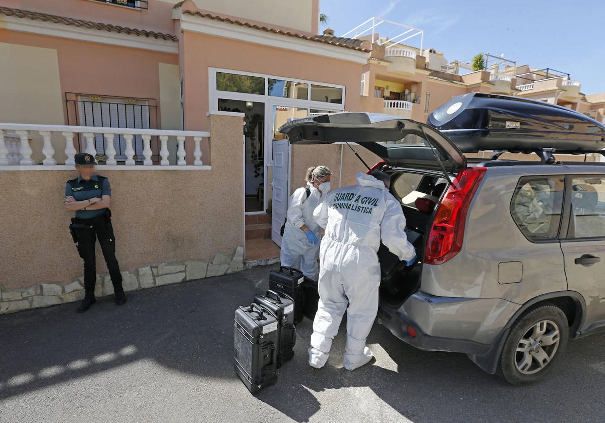 Agentes de la Unidad Científica de la Guardia Civil en el domicilio de una mujer asesinada este año en Orihuela (Alicante).