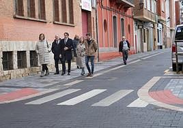 La presidenta de la Diputación, el delegado de la Junta , el consejero, la alcaldesa y el concejal de Urbanismo caminan por Mayor Antigua, a la altura del cruce con Panaderas.