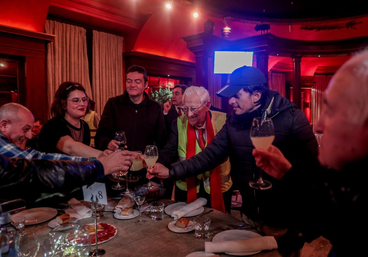 El Padre Ángel durante la cena de Mensajeros de la Paz por Nochebuena.