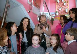 Niños y mayores, durante el sorteo de la cesta.