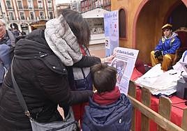 Uno de los niños que entregó su carta recoge la portada de El Norte con su fotografía.