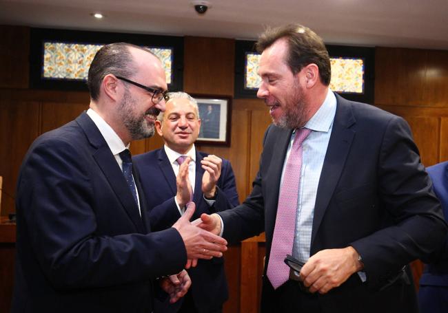 NIcanor Sen, en el centro, el pasado viernes en la visita ministerial al Ayuntamiento de Ponferrada.