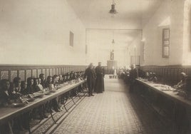 Niños del Hospicio Provincial de Valladolid en el comedor a principios del siglo XX.