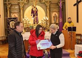 Fausto San Martín y Marina del Campo entregan el cheque a la presidenta de Mundo Azul.