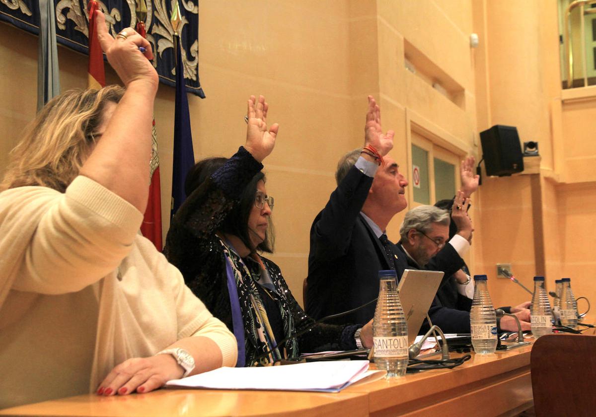 El gobierno municipal vota un punto durante el pleno del mes de diciembre.