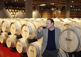 Carlos Villar, en el dormitorio de barricas de Bodegas Protos en Peñafiel.
