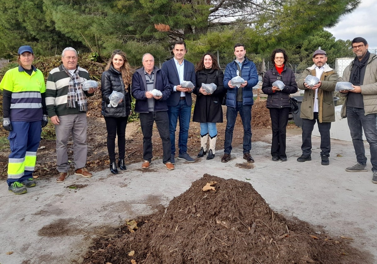 Representantes municipales, de la Diputación, del Punto Limpio y de la puesta en marcha del novedoso proyecto.