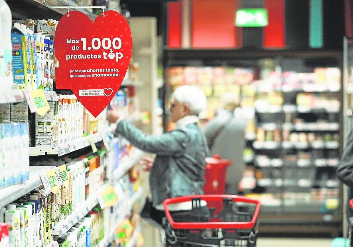 Un mujer hace la compra en un supermercado.