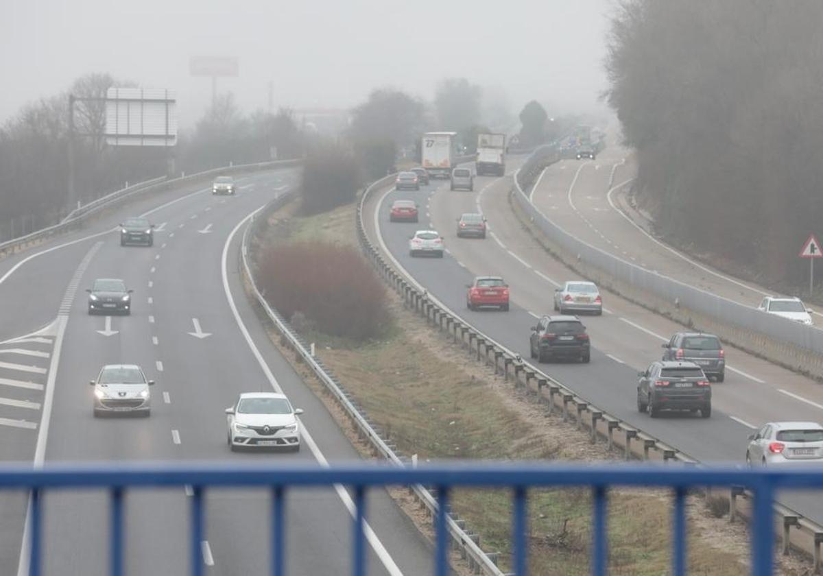 Niebla en la A-62 en Valladolid este sábado a la altura de la urbanización Panorama.