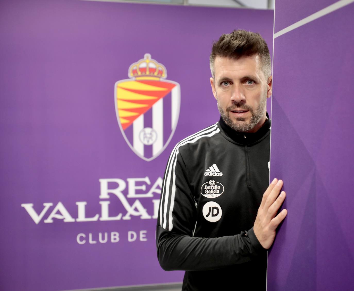 Dos días después de la destitución de Pacheta es presentado como entrenador del Real Valladolid el uruguayo Paulo Pezzolano.