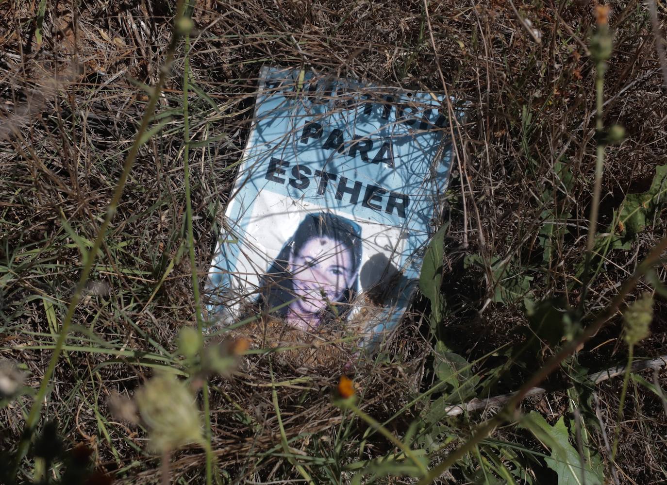 Justicia para Esther. Un cartel en la zona donde fue encontrado el cuerpo de Esther pide justicia para la joven fallecida.