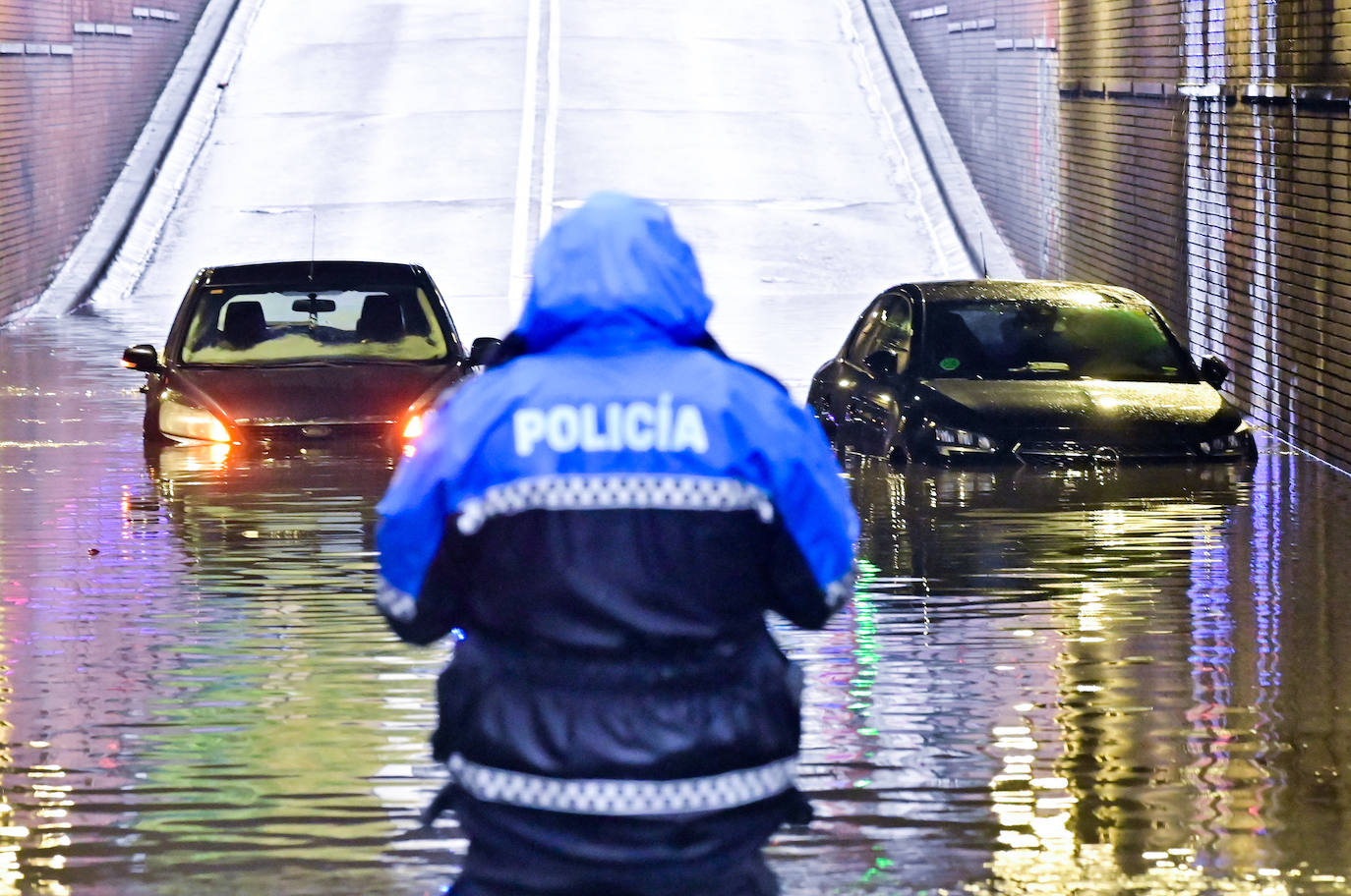 Dos coches atrapados en el túnel de Vadillos. El 3 de septiembre fue el día con más lluvias en Valladolid (60,4 litros por metro cuadrado) desde 1973. Ese domingo de fiestas fueron registrados 58 incidentes en la ciudad.