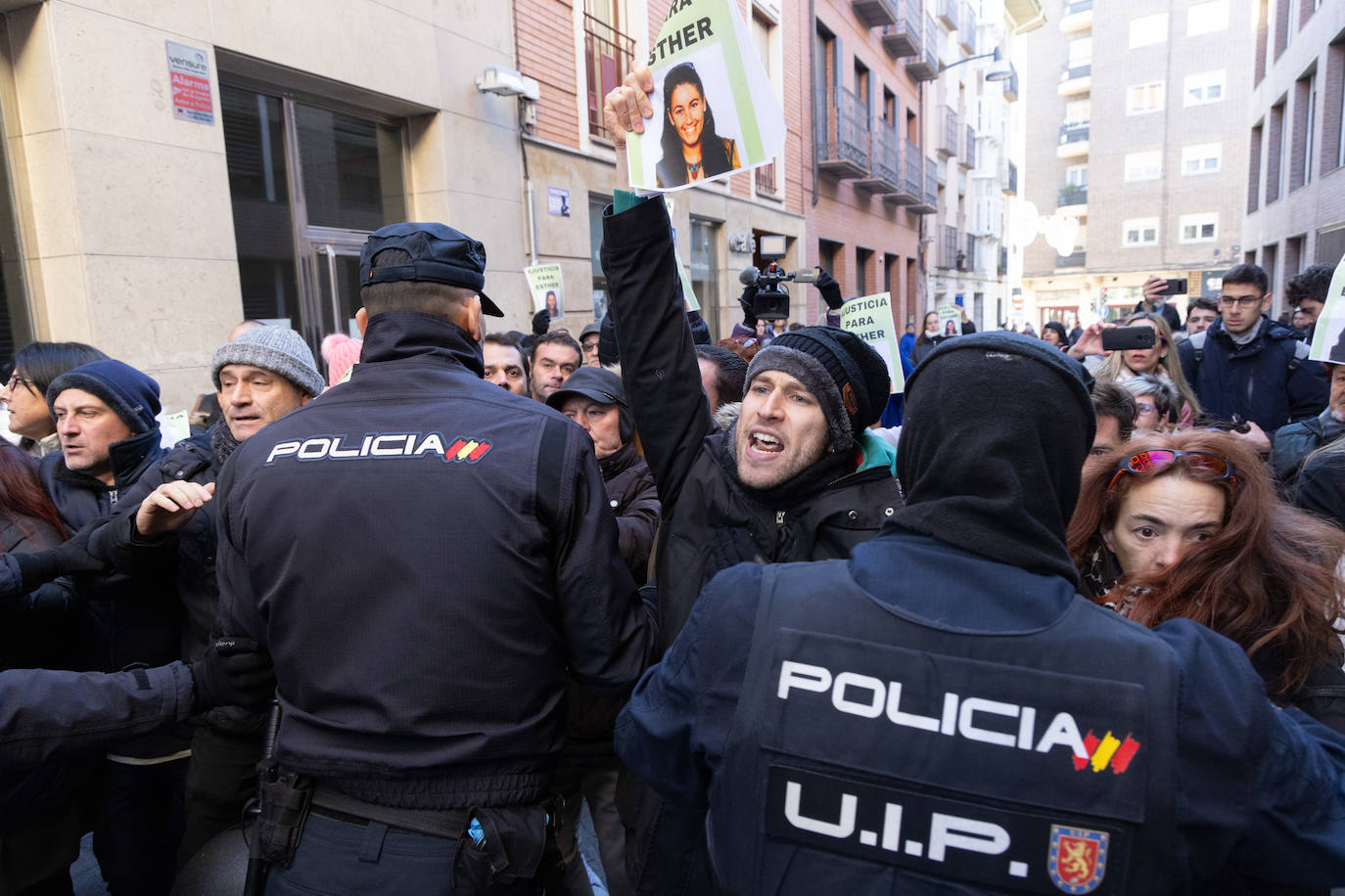 Caso Esther López. El 15 de diciembre se tomaba declaración en los juzgados de Valladolid a Óscar S., único investigado por la muerte de Esther López. En la puerta de la sede judicial, familiares y amigos de la joven de Traspinedo piden justicia.