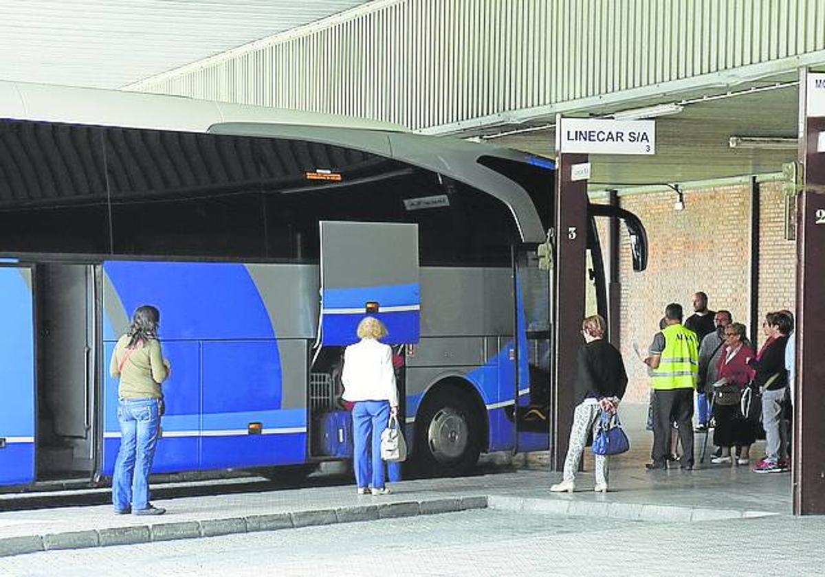 Viajeros en la estación de Palencia.