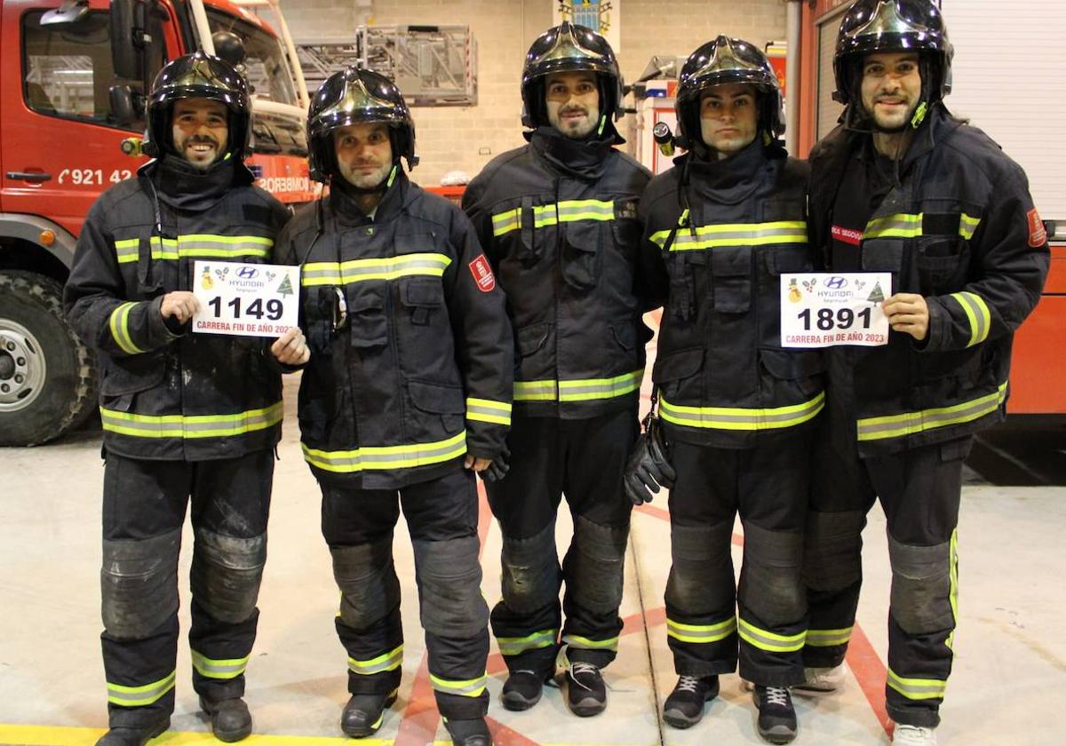 Algunos de los bomberos que participarán este domingo en la Carrera de Fin de Año de Segovia.