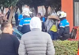 Agentes de la Policía Local detienen al hombre en la plaza Lola Herrera.