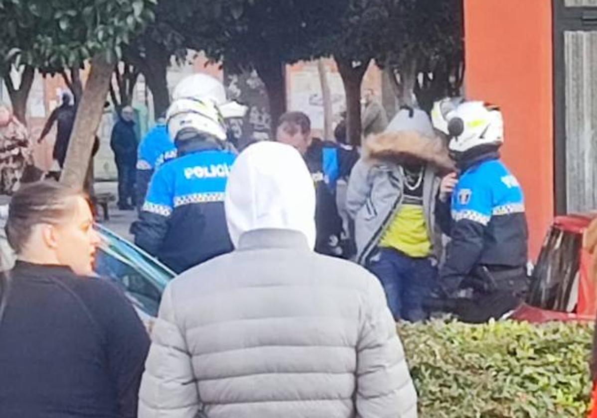 Agentes de la Policía Local detienen al hombre en la plaza Lola Herrera.