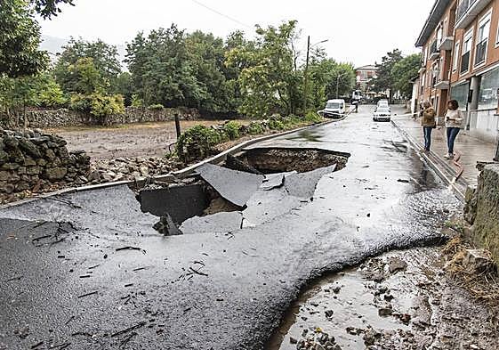 Uno de los socavones provocados por las intensas precipitaciones en El Espinar.