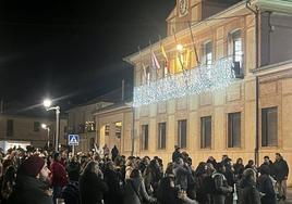 Decenas de vecinos se toman las uvas junto al Ayuntamiento de Abades la noche del 30 de diciembre.