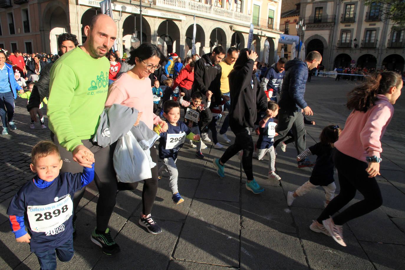 Los niños inscritos salen a la carrera en la prueba infantil de la popular cita segoviana. 