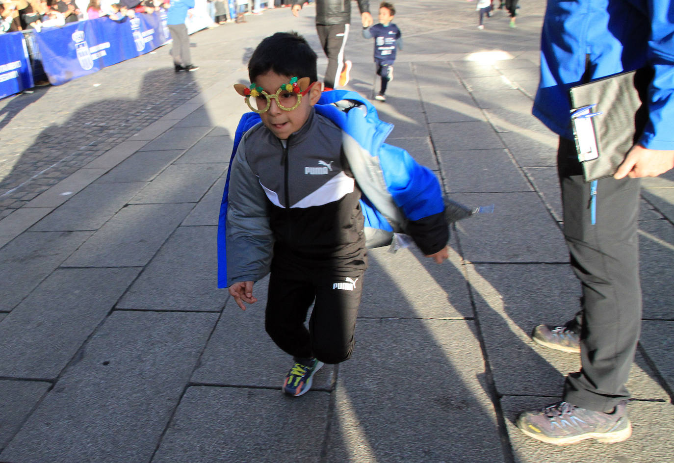 Los niños inscritos salen a la carrera en la prueba infantil de la popular cita segoviana. 