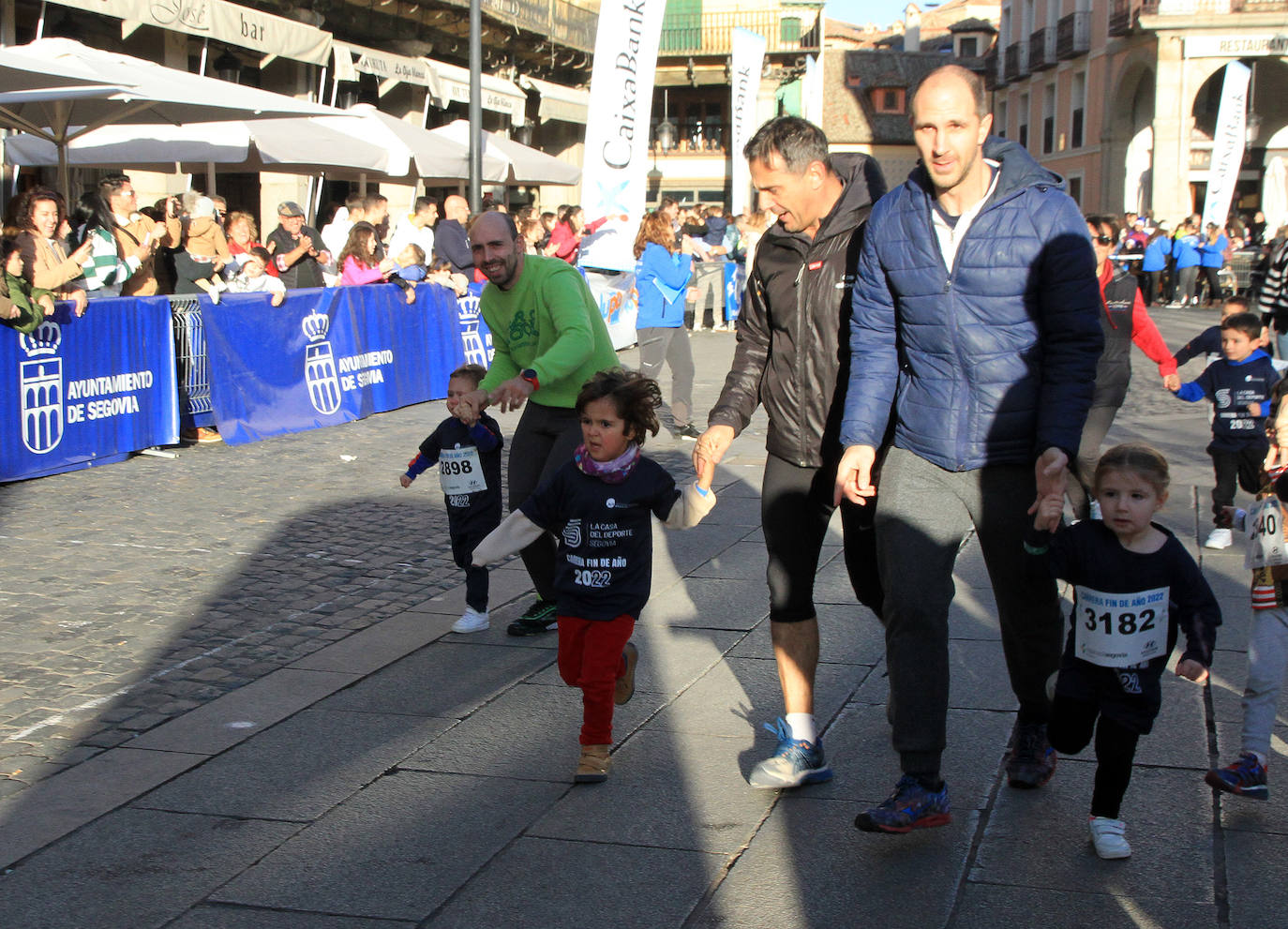Los niños inscritos salen a la carrera en la prueba infantil de la popular cita segoviana. 