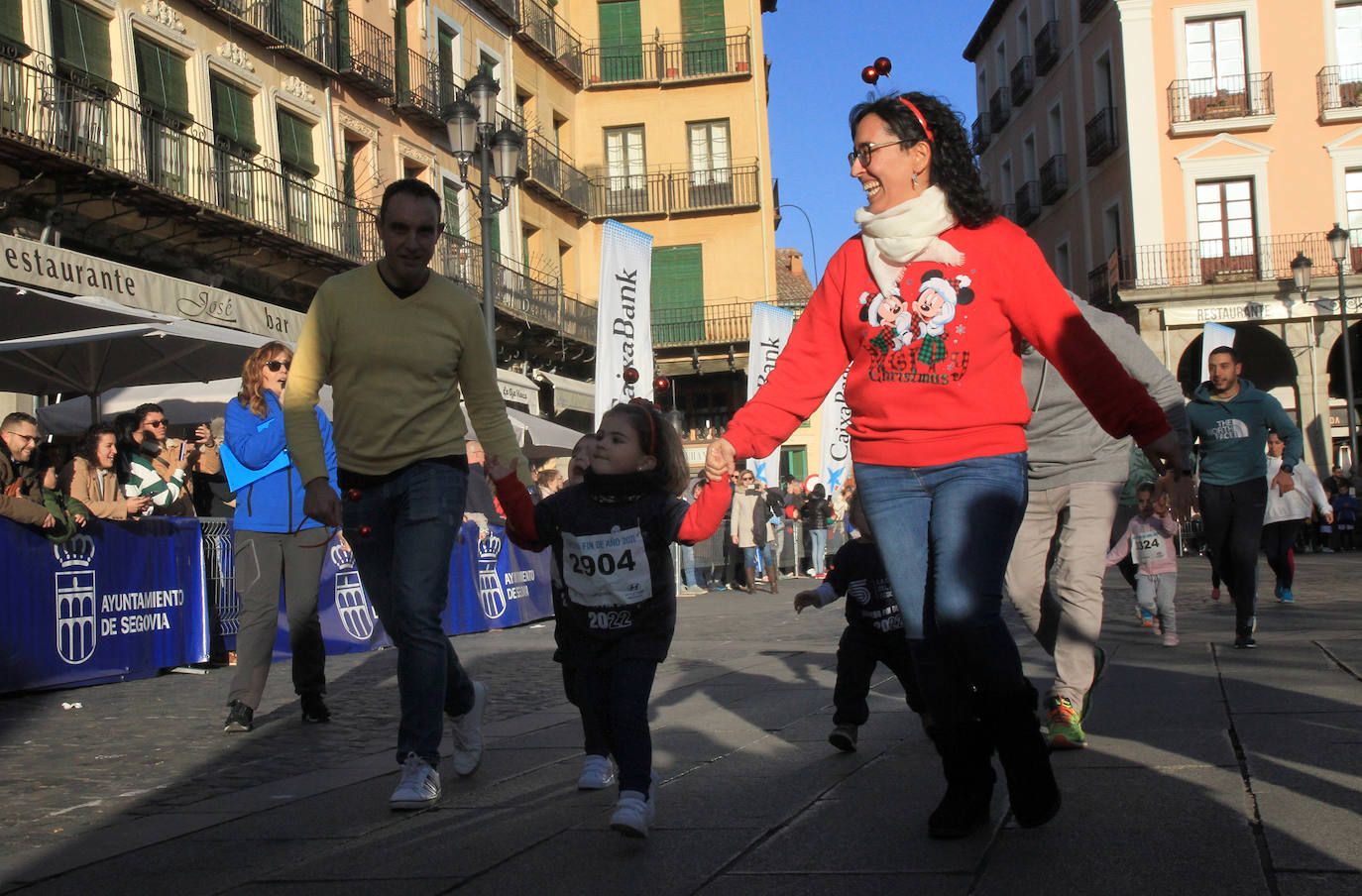 Los niños inscritos salen a la carrera en la prueba infantil de la popular cita segoviana. 