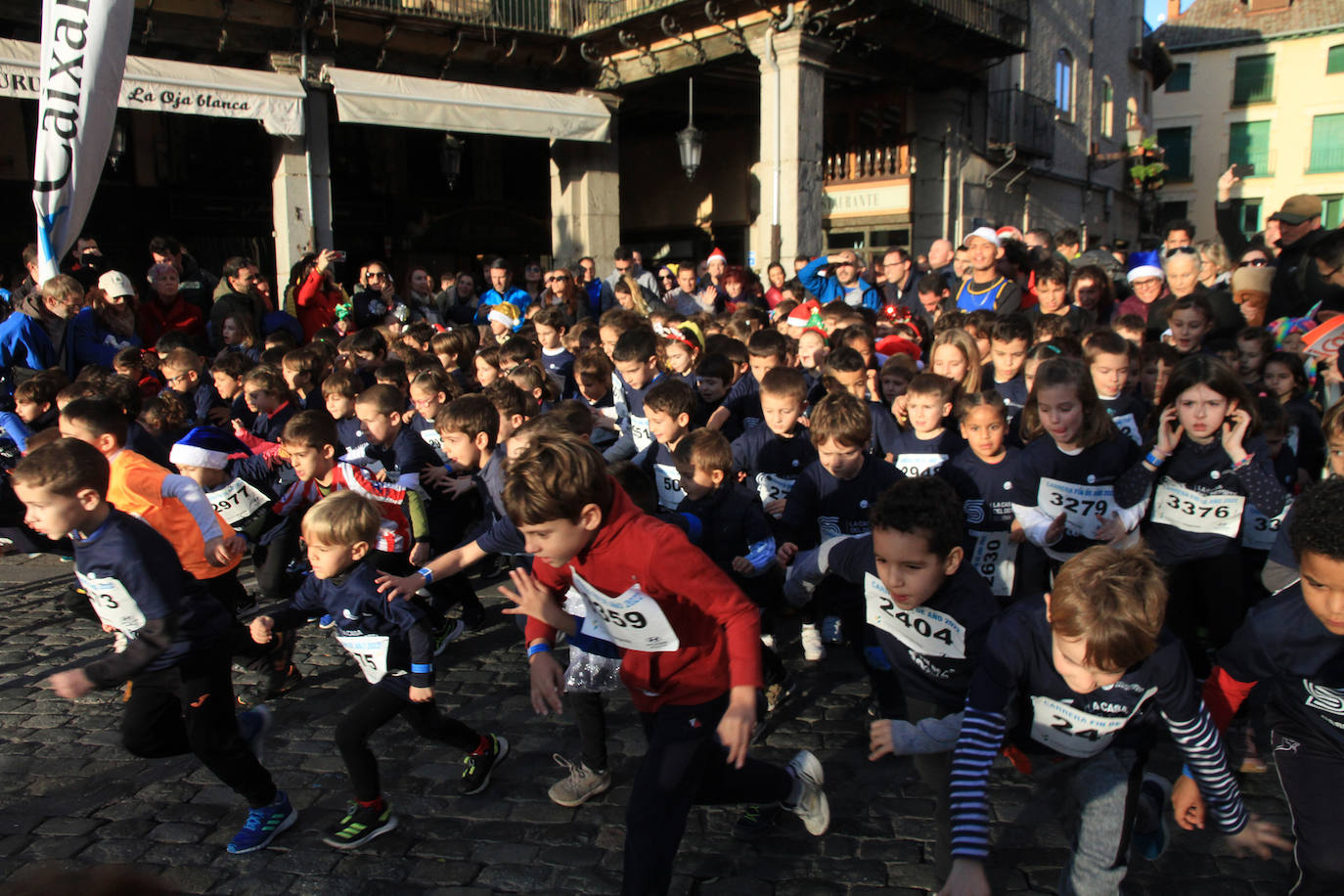 Los niños inscritos salen a la carrera en la prueba infantil de la popular cita segoviana. 