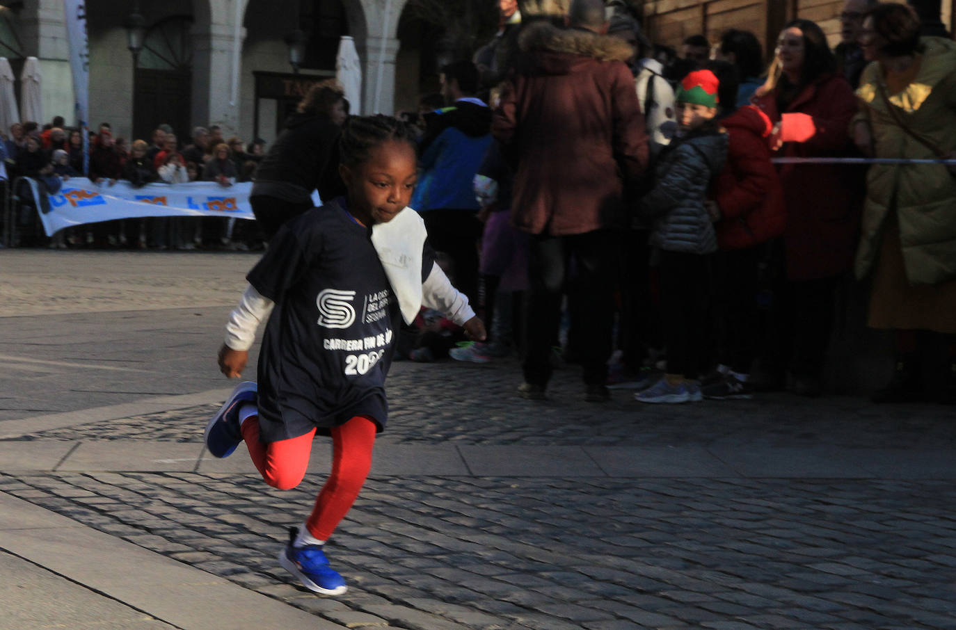 Los niños inscritos salen a la carrera en la prueba infantil de la popular cita segoviana. 