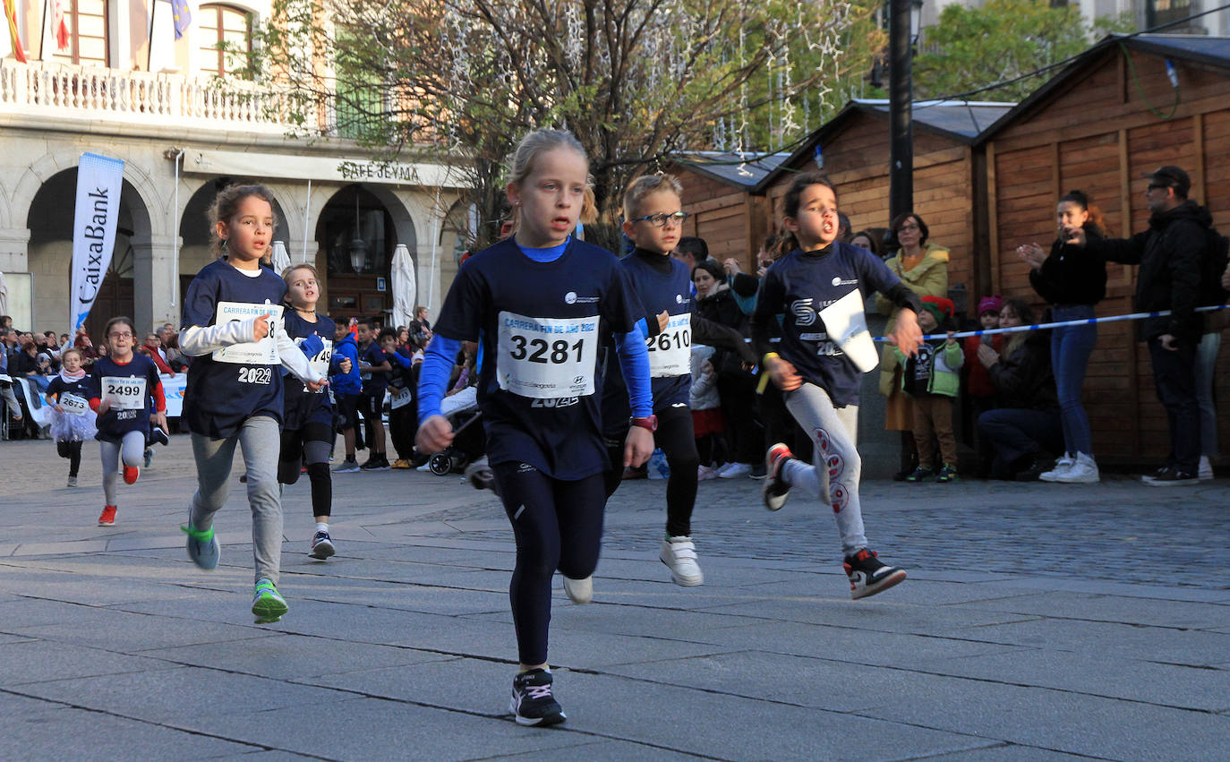 Los niños inscritos salen a la carrera en la prueba infantil de la popular cita segoviana. 