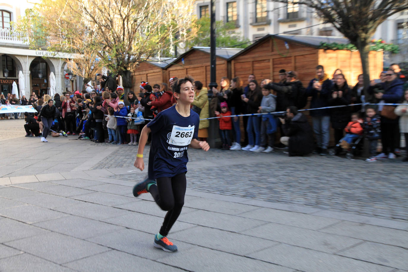 Los niños inscritos salen a la carrera en la prueba infantil de la popular cita segoviana. 