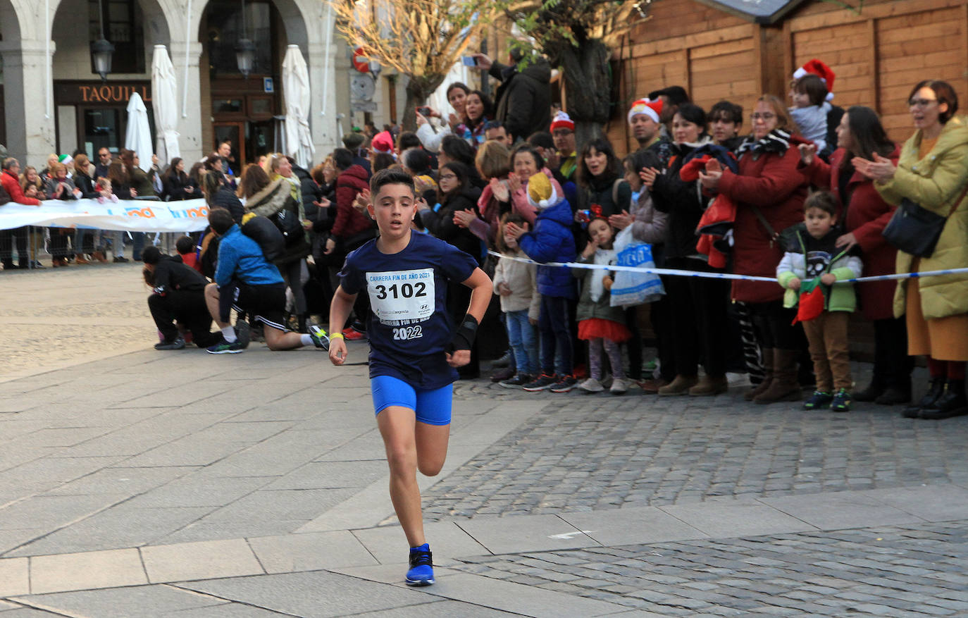 Los niños inscritos salen a la carrera en la prueba infantil de la popular cita segoviana. 