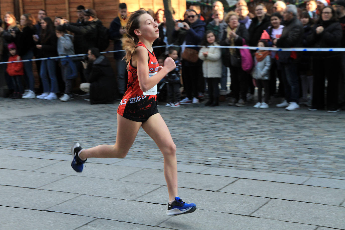 Los niños inscritos salen a la carrera en la prueba infantil de la popular cita segoviana. 