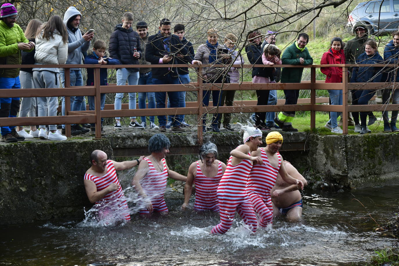 Los siete bañistas saludan ante la expectación de decenas de asistentes.