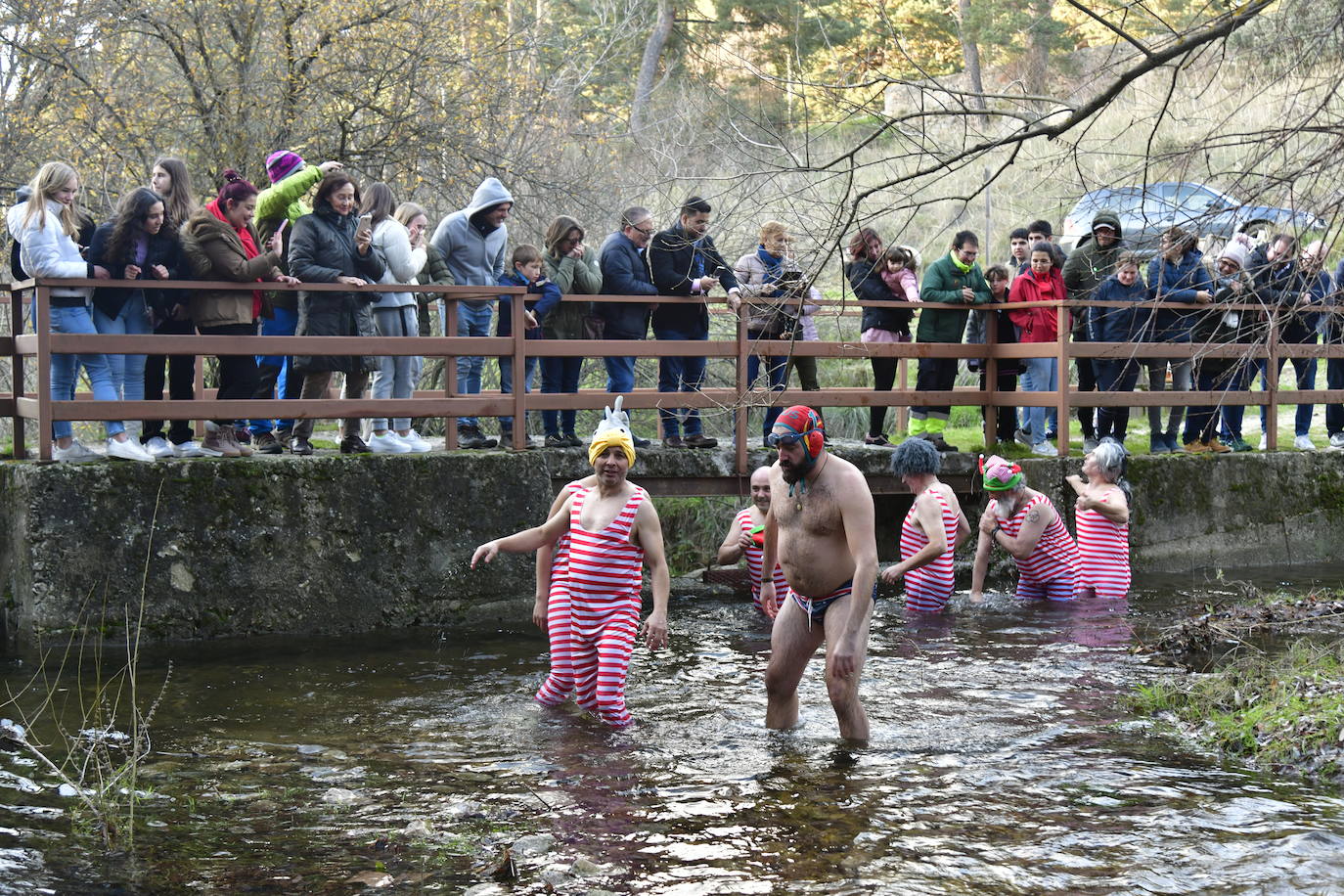 Los siete bañistas saludan ante la expectación de decenas de asistentes.