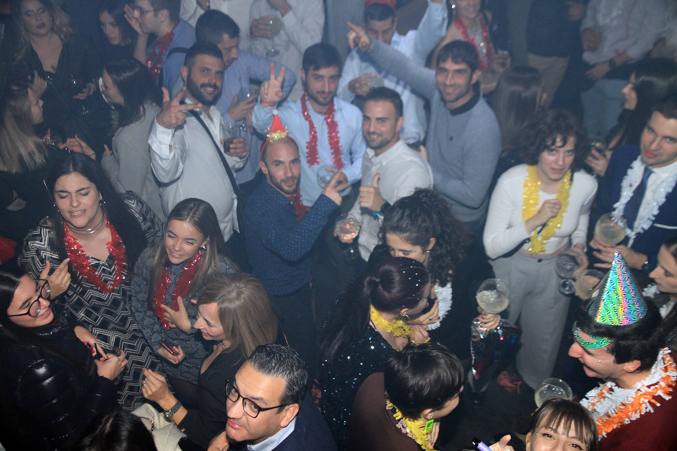 Un local lleno de gente celebrando la Nochevieja en Segovia. 