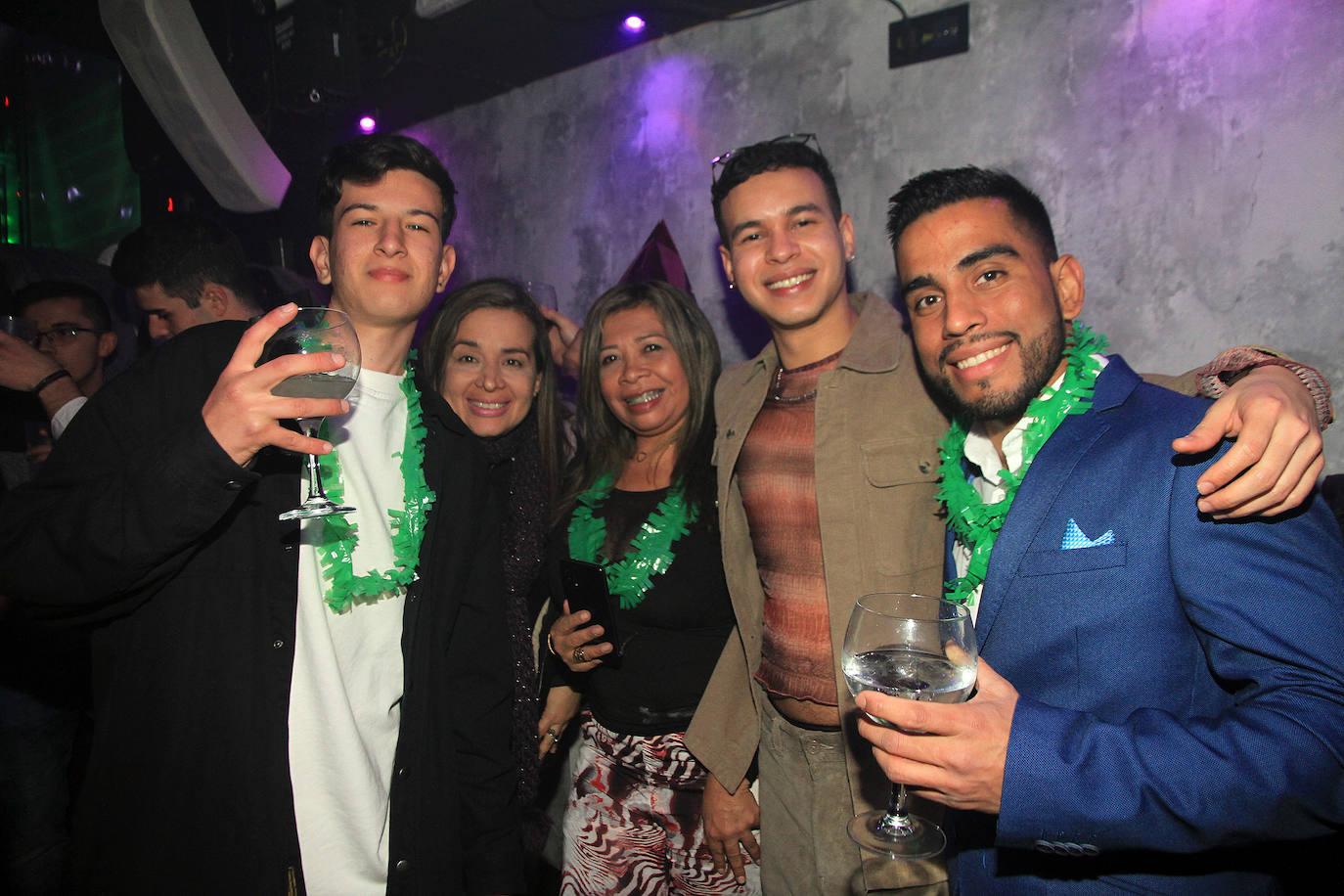 Un local lleno de gente celebrando la Nochevieja en Segovia. 
