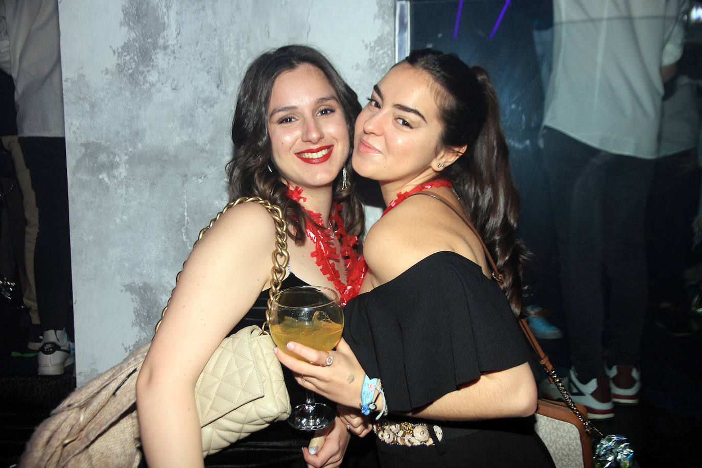 Un local lleno de gente celebrando la Nochevieja en Segovia. 