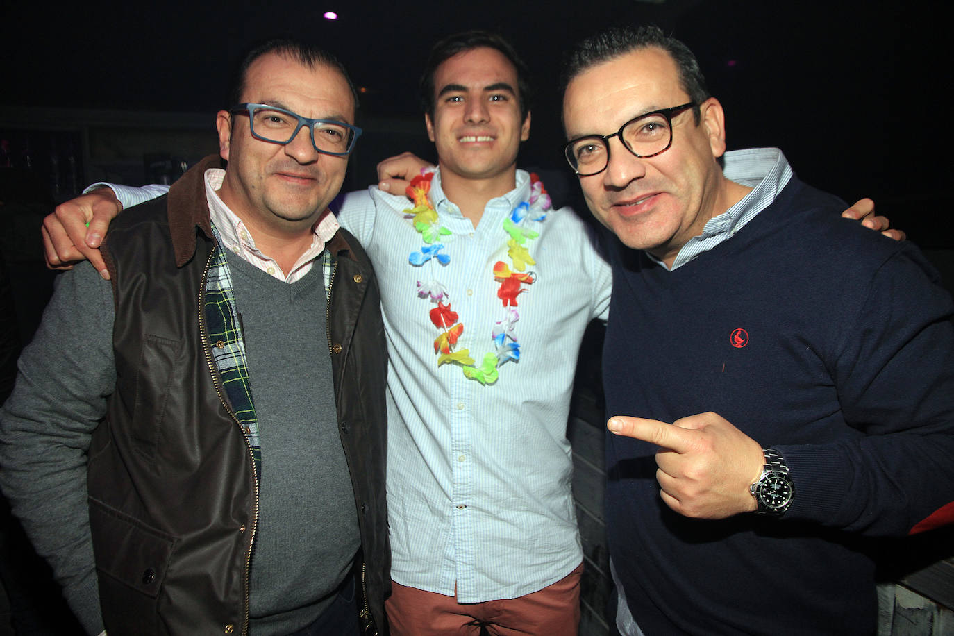 Un local lleno de gente celebrando la Nochevieja en Segovia. 