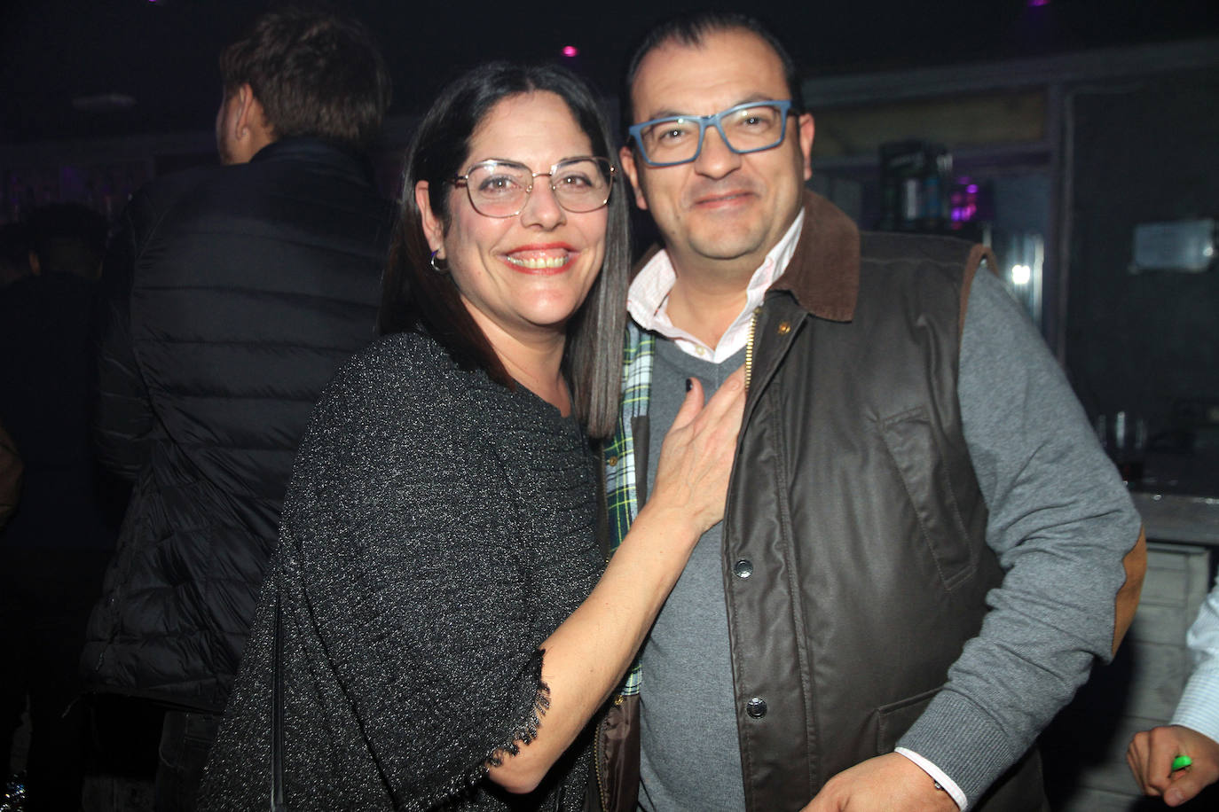 Un local lleno de gente celebrando la Nochevieja en Segovia. 