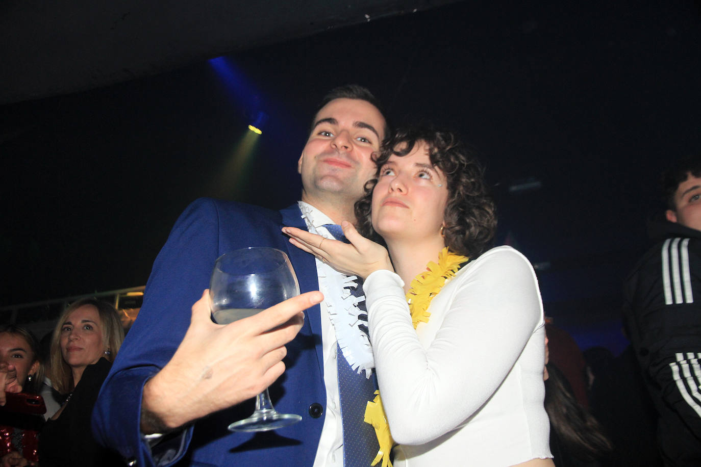 Un local lleno de gente celebrando la Nochevieja en Segovia. 