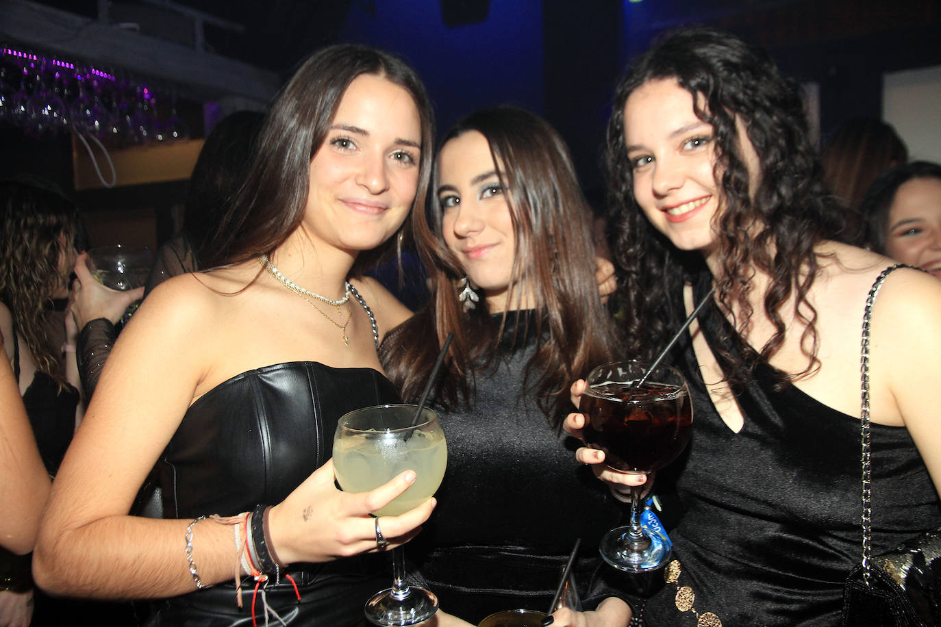 Un local lleno de gente celebrando la Nochevieja en Segovia. 