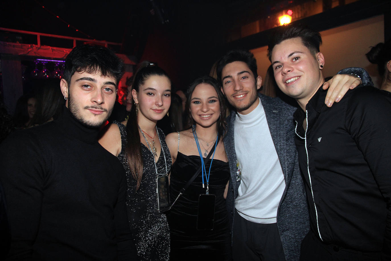 Un local lleno de gente celebrando la Nochevieja en Segovia. 