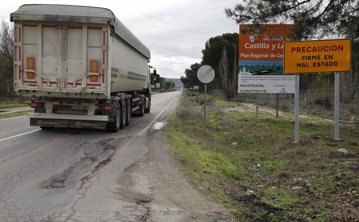 Un camión pasa junto al cartel que anuncia las obras en la carretera VA-223. 