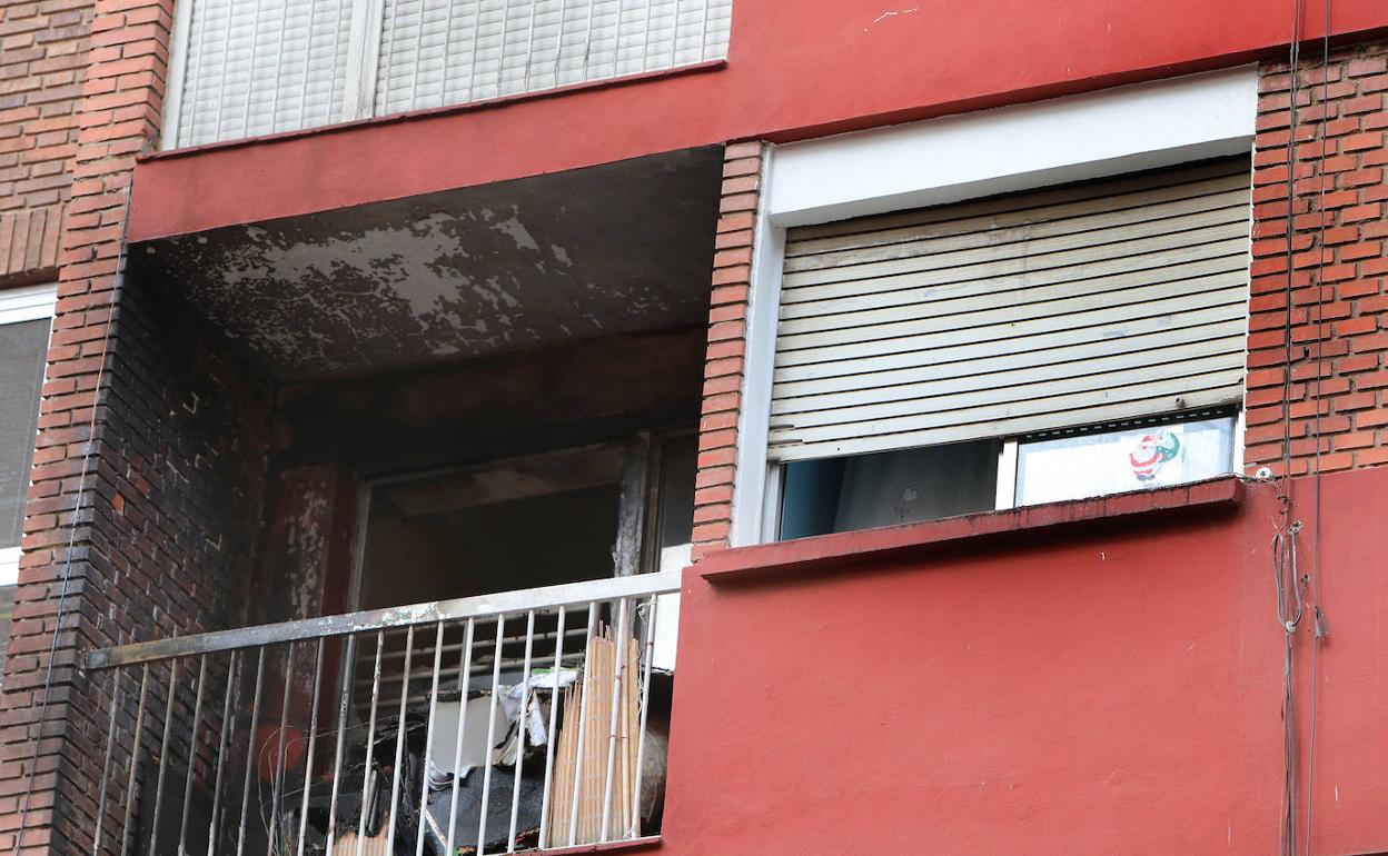 Terraza quemada en la avenida de Santander. 