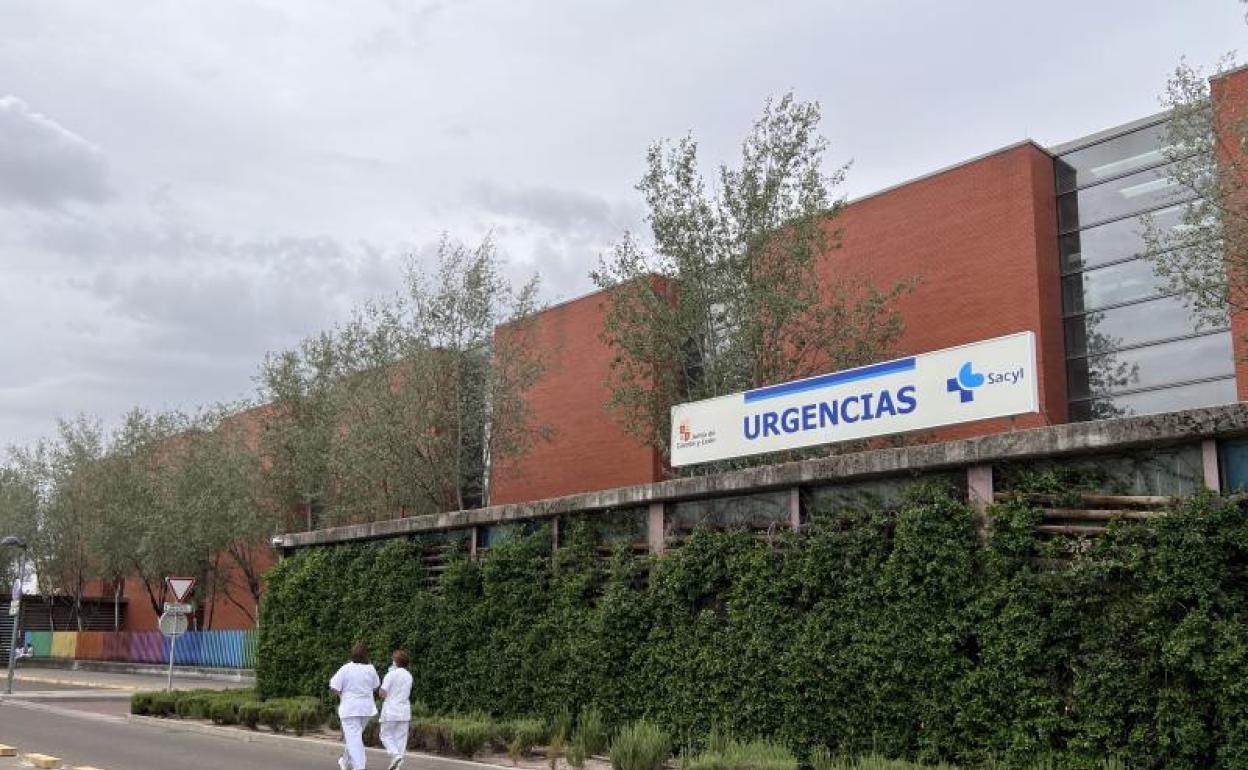 Dos sanitarias frente al servicio de Urgencias del Hospital Río Hortega de Valladolid. 